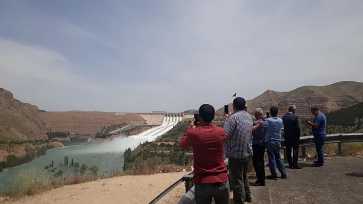 Saniyede 3 bin 330 metreküp su tahliye ediliyor