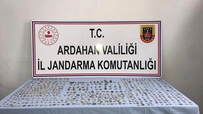 Ardahan'da kargo aracında gizlenmiş tarihi eserler ele geçirildi