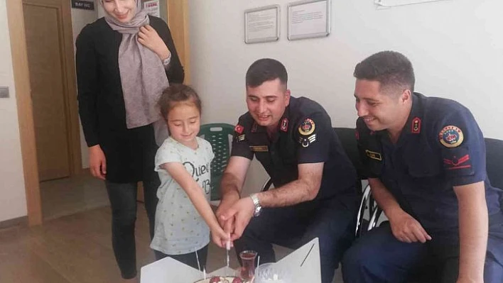 Kavga ihbarına giden jandarmaya sürpriz kutlama