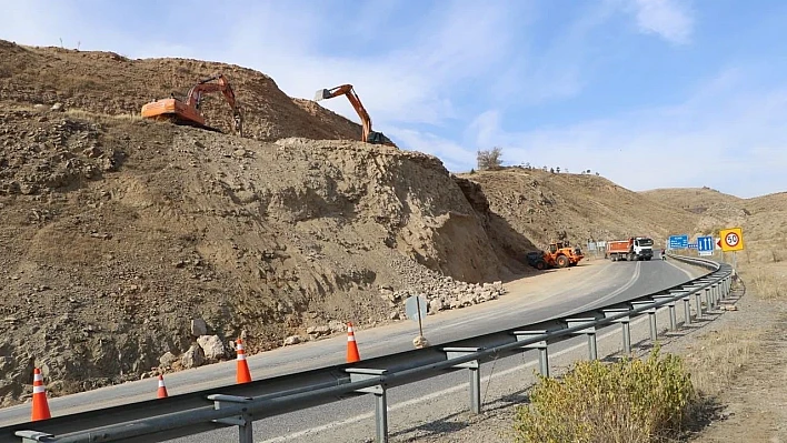Keban'da yol genişletme çalışmaları sürüyor