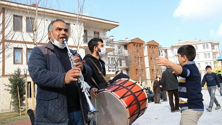 Başkanı davullu zurnalı karşıladılar
