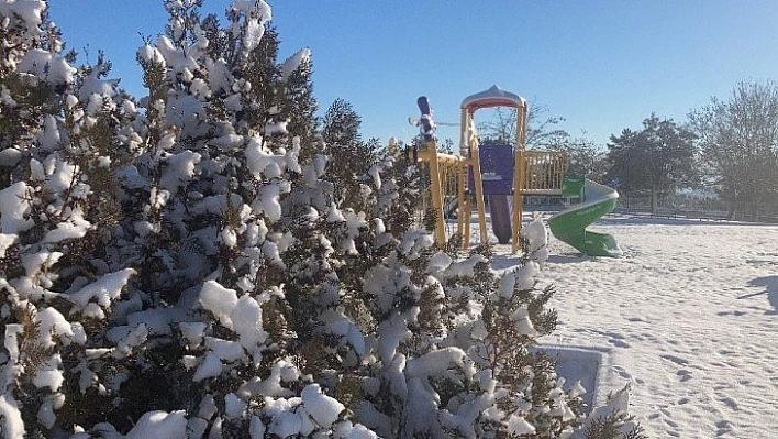 Kısıtlamayla sessizliğe bürünen Elazığ güne karla uyandı