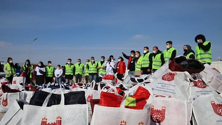 Konteyner kentte kalan bin 23 depremzede çocuğa kışlık hediye