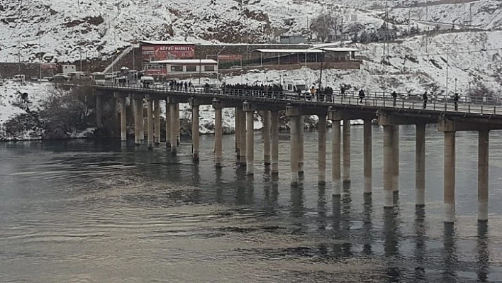 Köprü ayağına çarpan tekne battı:1 kayıp