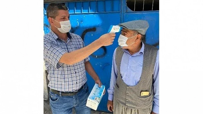 Köy muhtarı kapı kapı gezerek ateş ölçüyor, maske dağıtıyor