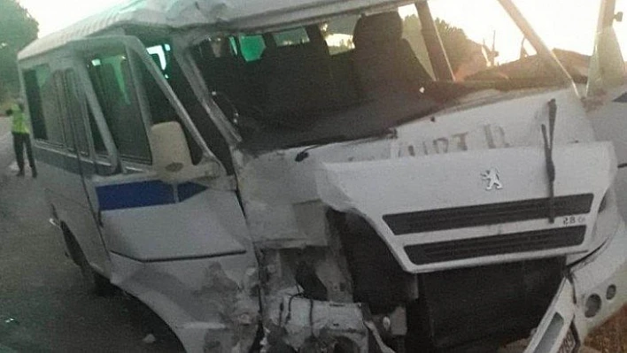 Manisa'da işçi servisleri çarpıştı: 12 yaralı