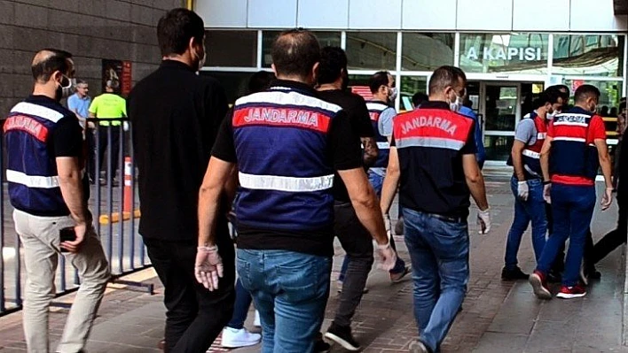 Mersin'de ikisi kamu görevlisi 3 kişi rüşvet iddiasıyla tutuklandı