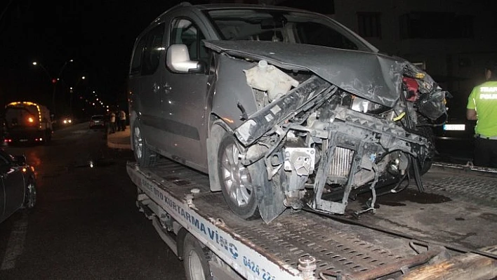 Minibüsle, hafif ticari araç çarpıştı: 3 yaralı