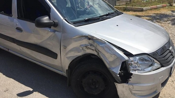 Motosikletle, hafif ticari araç çarpıştı: 3 yaralı