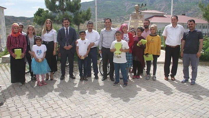 Öğrenciler kitap okumak için yarıştı
