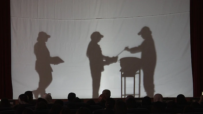 Öğrencilerden gölge oyunu