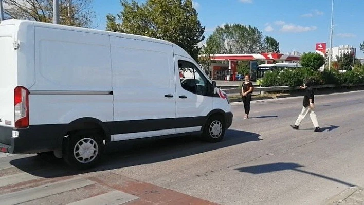 Kocaeli'de yolun ortasına atlayan kadın son anda ezilmekten kurtuldu