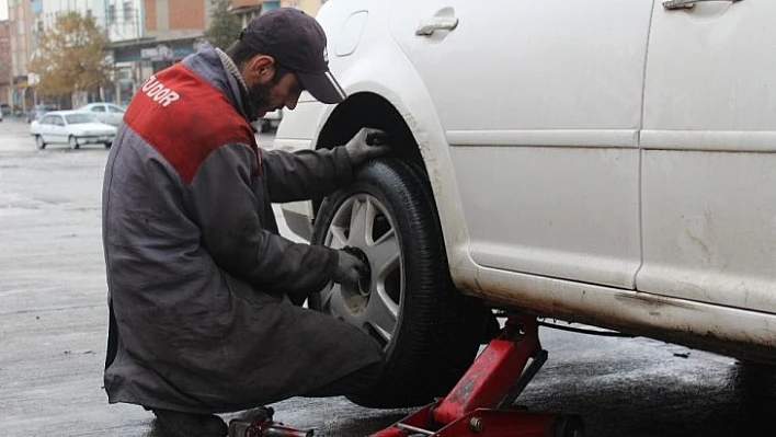 Oto lastikçilerde kış lastiği mesaisi sürüyor