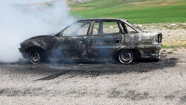 Otomobil alev alev yandı