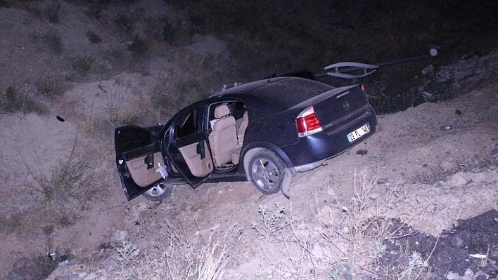 Otomobil şarampole uçtu: 2 yaralı