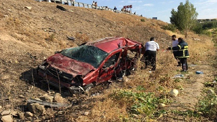Otomobil şarampole yuvarlandı: 1 ölü, 4 yaralı