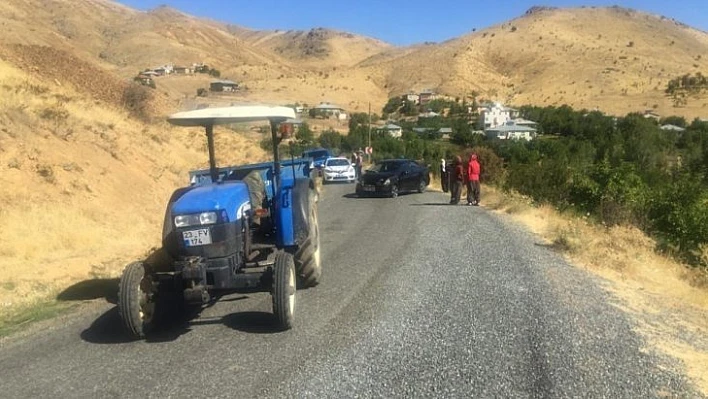 Otomobil, traktöre çarptı: 5 yaralı