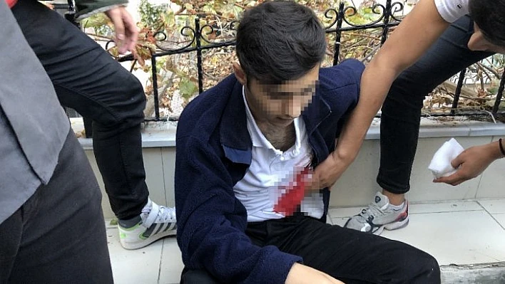 Kız meselesi yüzünden çıkan kavgada bir öğrenci bıçaklandı