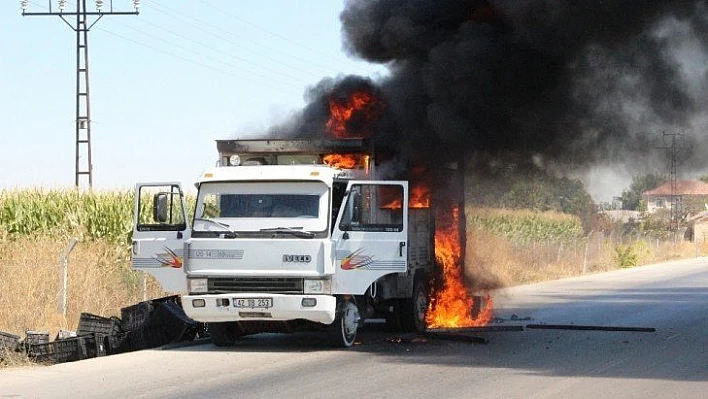 Plastik kasa yüklü kamyonet seyir halindeyken alev alev yandı