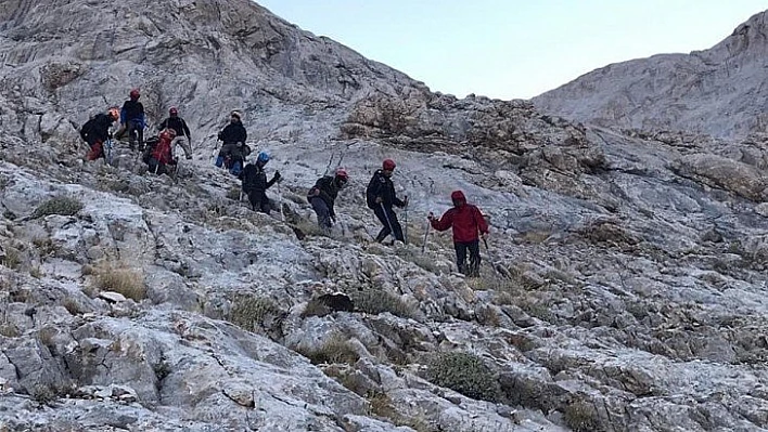 Rotasını kaybeden 8 dağcının imdadına AFAD yetişti