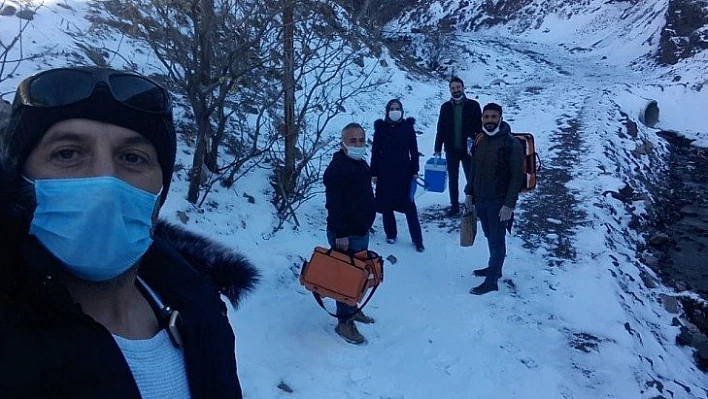Sağlık ekipleri, karlı yolları aşarak, aşılama çalışmaları yapıyor