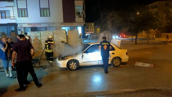 Seyir halindeki araç alev yandı 