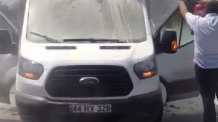 Seyir halindeki pick-up alev aldı