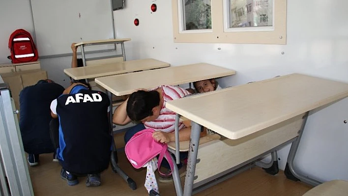 Simülasyon tırı ile depremi birebir yaşadılar