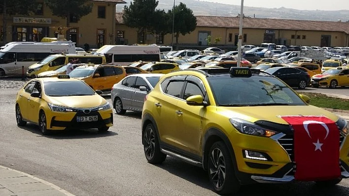 Taksicilerden Barış Pınarı Harekatı'na konvoylu destek