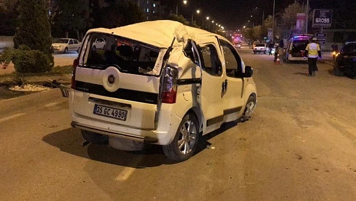 Ticari araç karşı şeride geçti otomobile çarptı: 4 yaralı