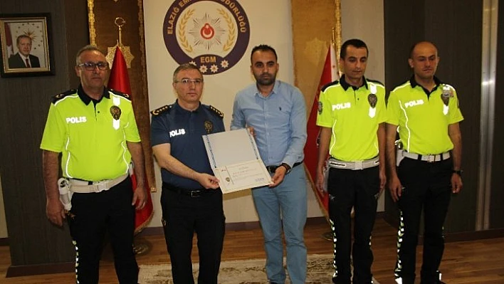 Türkiye 8'incisi öğretmene emniyet müdürü Cangül, ödülünü verdi