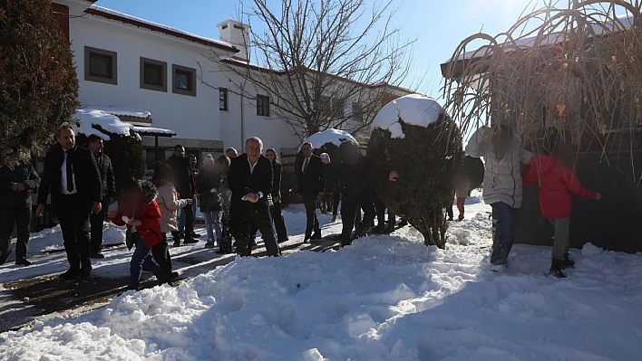 Vali Hatipoğlu Çocuk Evleri Sitesi'nde çocuklarla kar topu oynadı