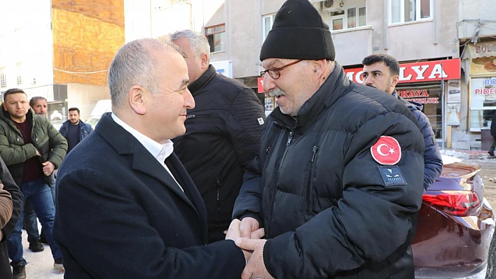 Vali Hatipoğlu, Cuma namazı sonrası vatandaşlarla bir araya geldi