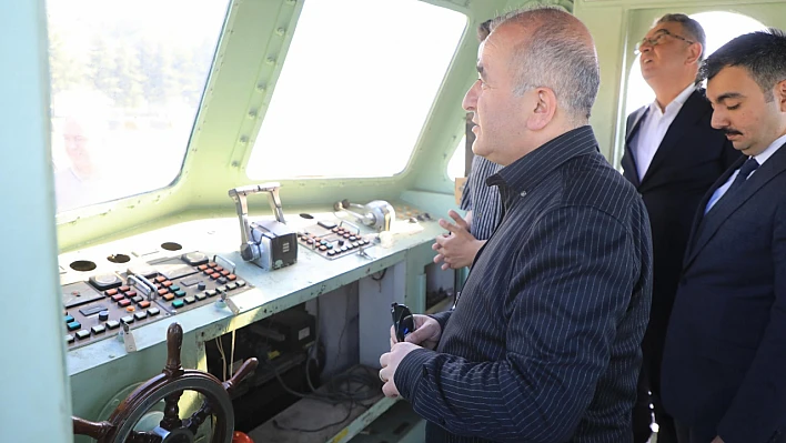 Vali Hatipoğlu, deniz temizleme aracını inceledi