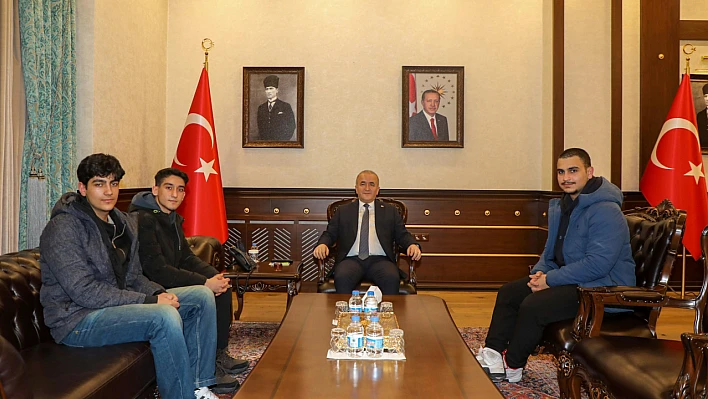 Vali Hatipoğlu'ndan lise öğrencilerine çay