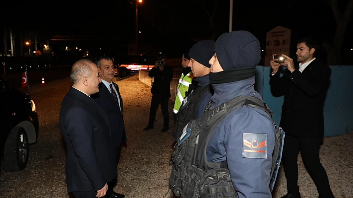 Vali Hatipoğlu ve Milletvekili Keleş, görevi başındaki personellerin yeni yılını kutladı