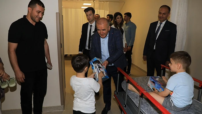 Vali Hatipoğlu ve Milletvekilleri hastalarla bayramlaştı