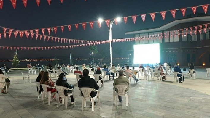 Van Gölü sahilinde sinema keyfi