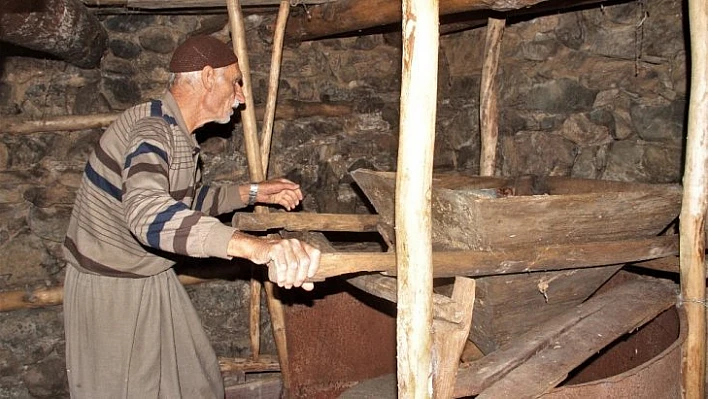 Yarım asırdır çalışan su değirmeni, bu yıl durdu