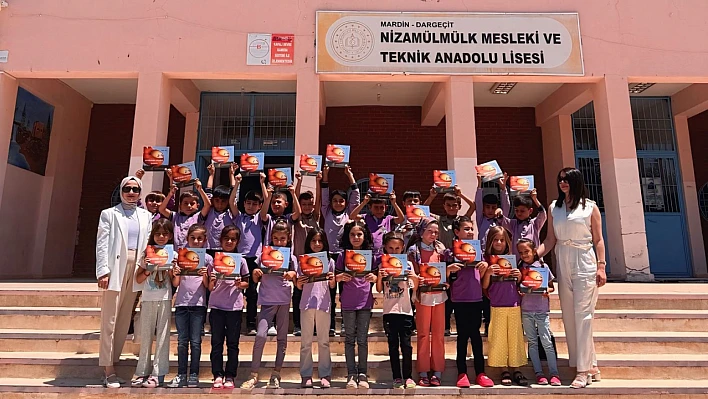 Yazar Özge Tan, köy okulu öğrencileri ile buluştu