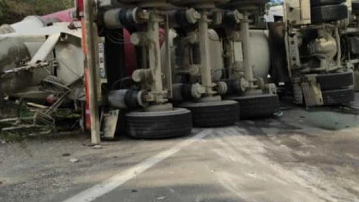 Zonguldak'ta beton mikser devrildi