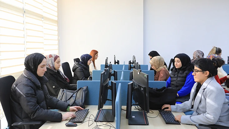 Elazığ Belediyesi Dijital Gençlik Merkezi’nde eğitimler sürüyor