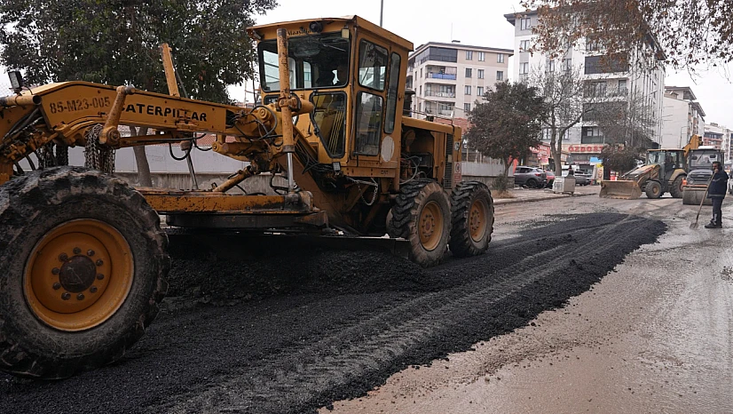 Elazığ Belediyesi, cadde ve sokaklarda asfalt yama çalışması başlattı