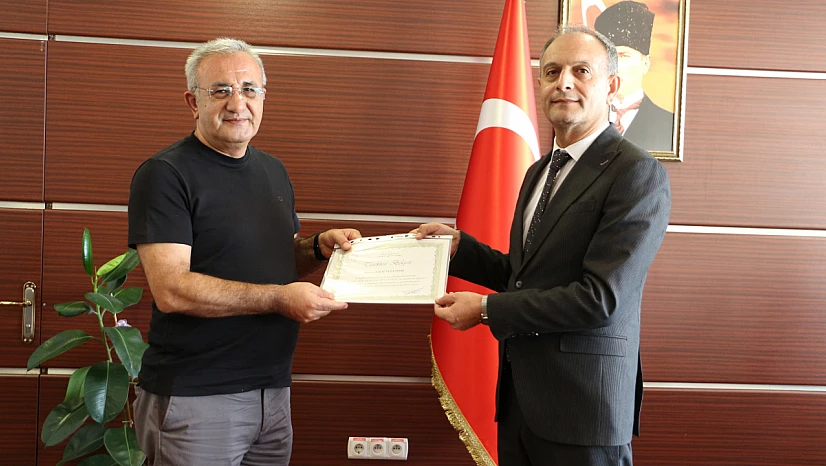 Elazığ'da sigarayı bırakan iki vatandaşa teşekkür belgesi
