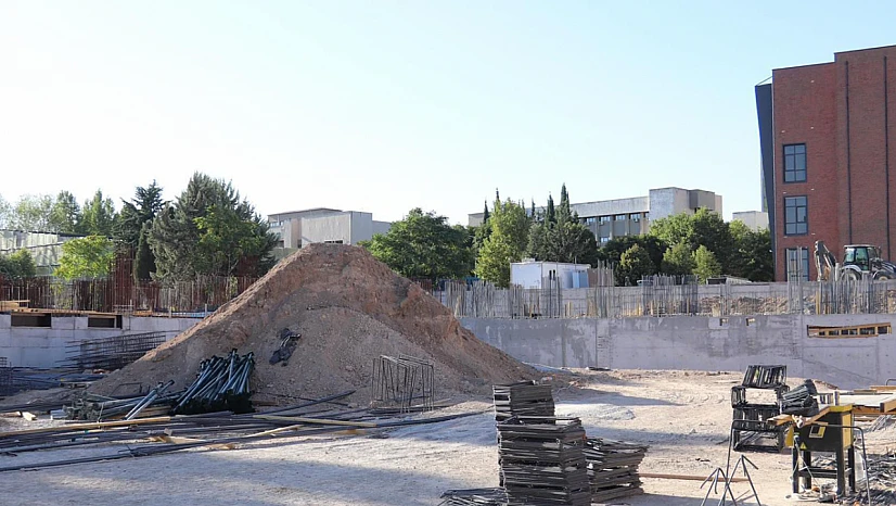 Erol: İzmir BB'nin yaptığı okulda inşa çalışmaları devam ediyor