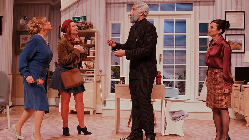 'Hayaletle Dans' Elazığ'da kapalı gişe sahnelendi