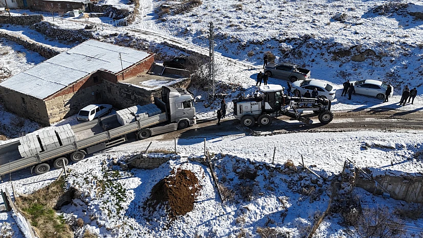 Körpe Köyü'nde yolda kalan tır kurtarıldı