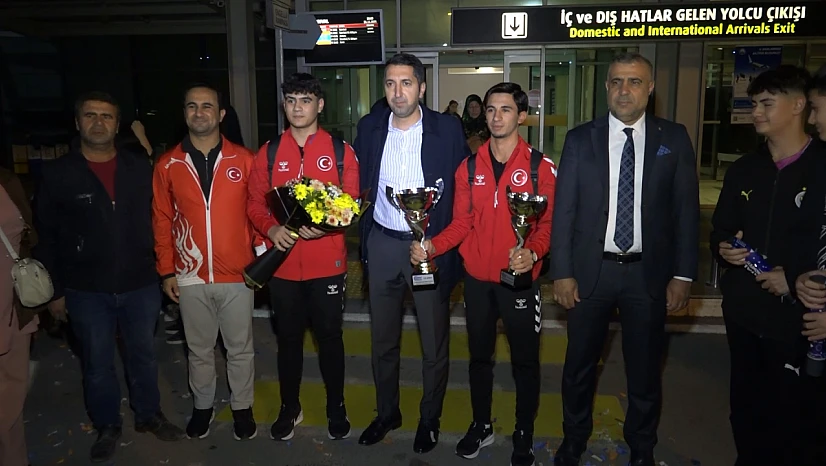 Şampiyonlar havalimanında karşılandı