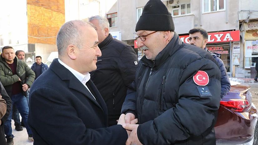 Vali Hatipoğlu, Cuma namazı sonrası vatandaşlarla bir araya geldi