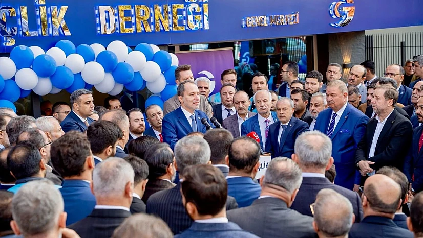 YRP Genel Başkanı Erbakan'dan MKYK üyesi Gül'e plaket